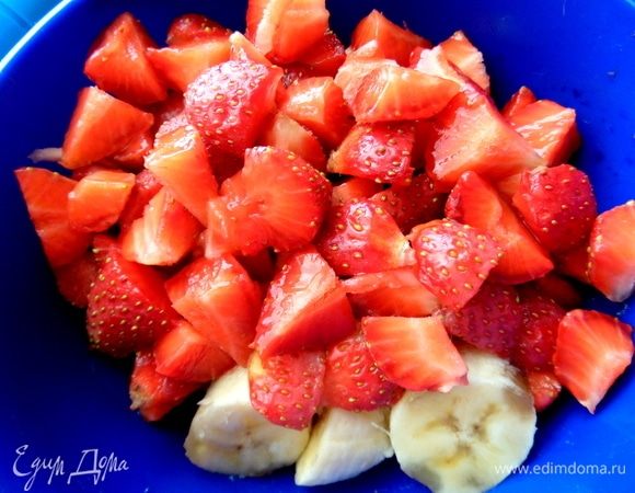 Клубнику тоже, на 3–4 части.