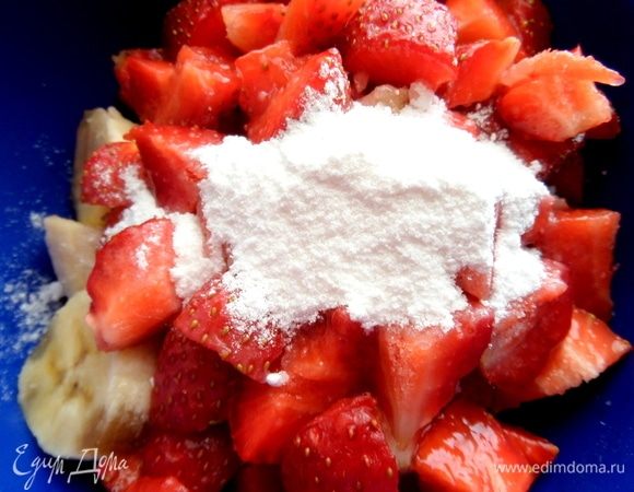 Добавить сахарную пудру (ложку с горкой). В оригинале — 150 г.