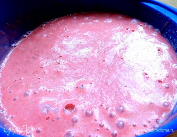 Заморозить на 1–2 часа. Взбить. И так повторить всего 3 раза.