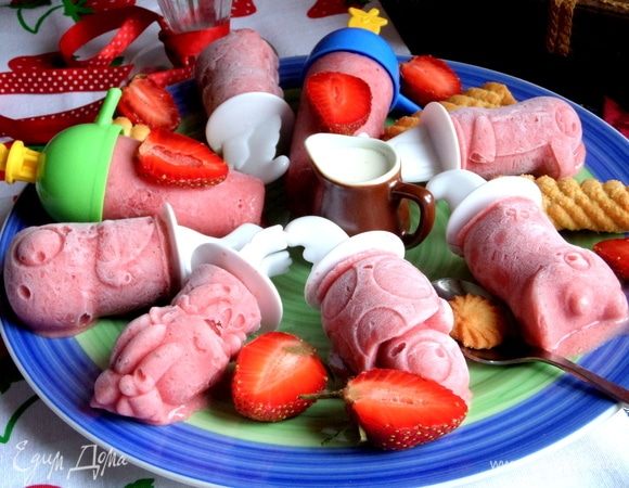 Оформляем мороженое клубникой.