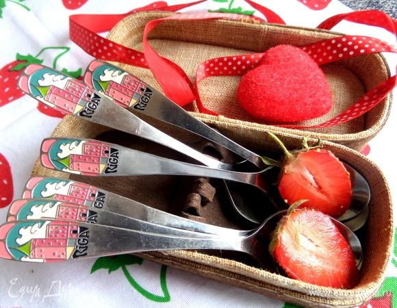 По такому случаю достала ложки подарочные.