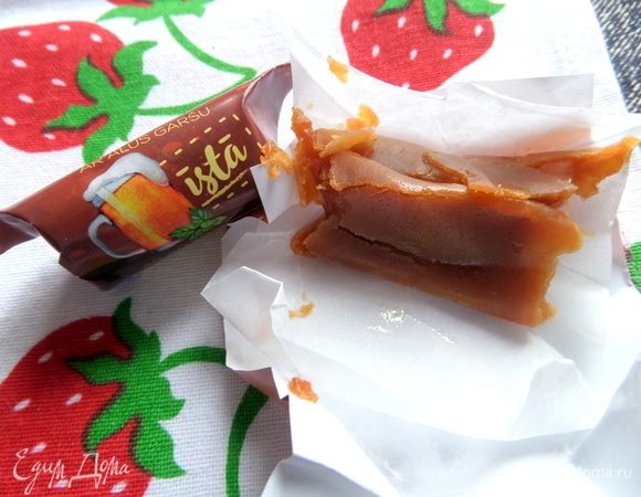 Итак, мы не удержались и попробовали. Обычная классическая «Коровка» (здесь это национальный бренд и конфеты продают с различными добавками: орехи, семечки, шоколад, изюм, карамель, мята, сухофрукты), которая и правда очень вкусная, но в этих присутствует легкая нотка хмеля, а так все по классике. Да, свежие конфетки очень нежные, так и должно быть, они не успели застыть и засахариться.