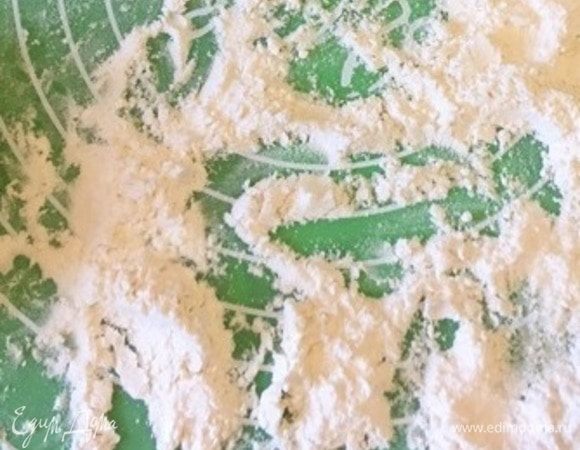 Сначала замесите тесто. Дрожжи разведите в теплом молоке. Вместо молока для теста также можно использовать кефир. Тесто должно получиться мягким. Когда тесто будет готово, оставьте его на час–полтора. Тесто должно подойти.