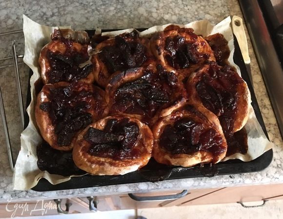 Поставьте булочки в духовку на 15–20 минут при температуре 180°C. Булочки-ватрушки готовы!