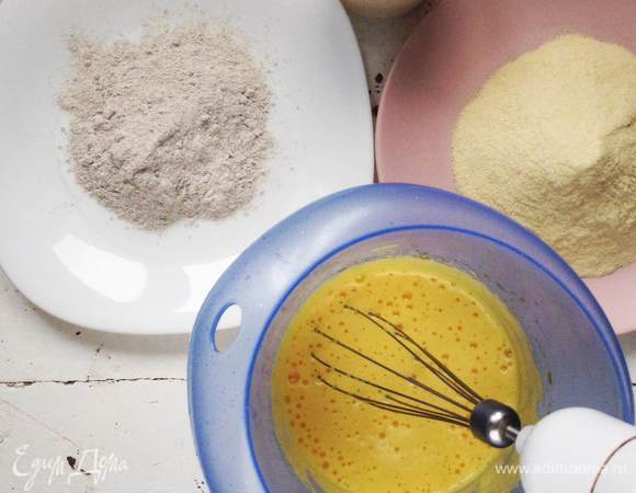 Взбейте яйца в пену, добавляйте понемногу муку, соду. В последнюю очередь вливаем ряженку. Тесто не должно быть слишком плотным, пусть липнет к рукам. Оставьте его постоять минут 15.