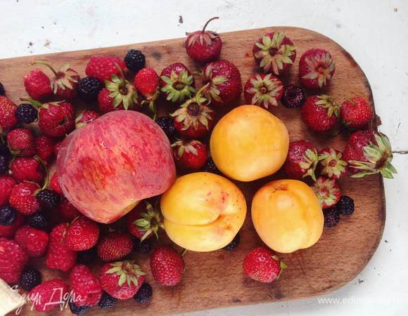 Моем ягоды и фрукты, даем им высохнуть. Нарезаем.