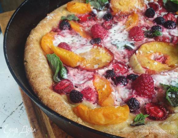 Сверху можно сделать небольшие «островки» ряженки или натереть несоленый сыр и отправить на пару минут в духовку. Украшаем пиццу мятой, посыпаем кокосовой стружкой и семенами чиа. Если тесто несладкое, то можно немного полить медом.