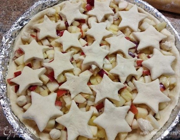 Сверху пирог украсить вырезанными формочкой для теста звездочками.