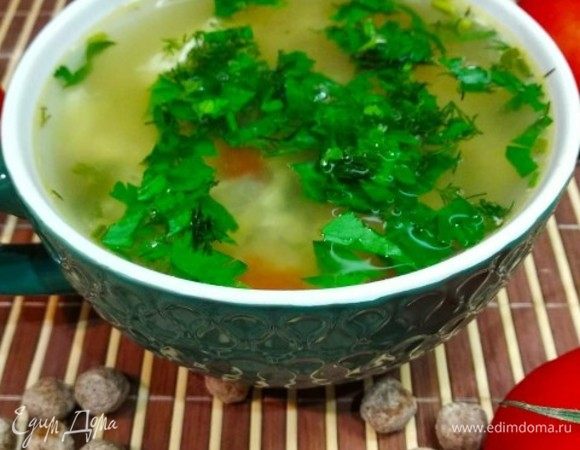 Отварить куриную грудку до полной готовности, при кипении снимаем пенку. Мясо разделить на кусочки. Добавляем фасоль, специи, нарезанный мелким кубиком лук и помидор. 