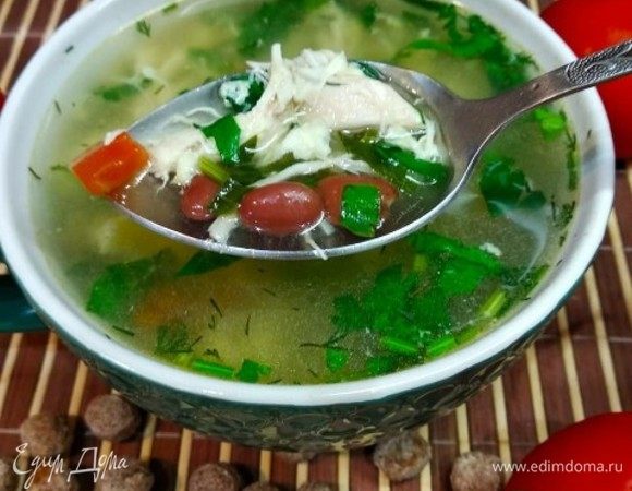 Дать супу покипеть на медленном огне 15 минут, добавить свежей зелени.