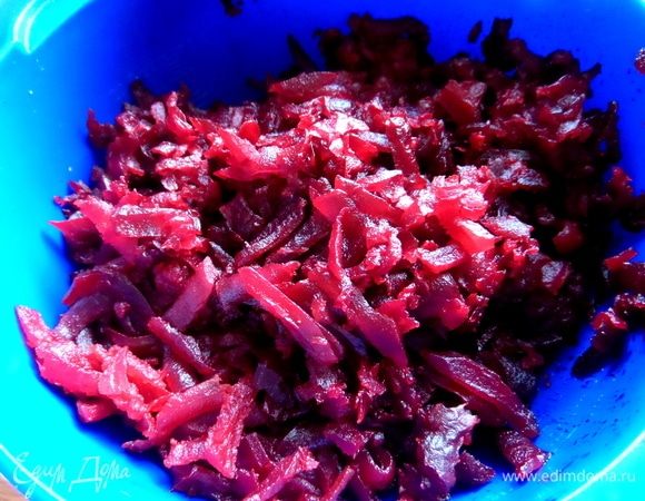 Свеклу отварить, очистить, натереть.