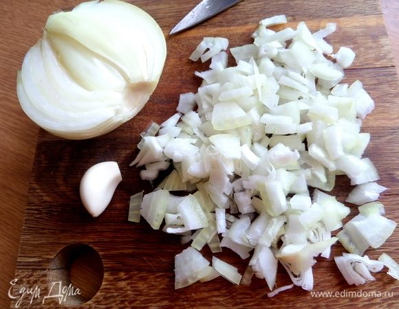 Лук нарезать.