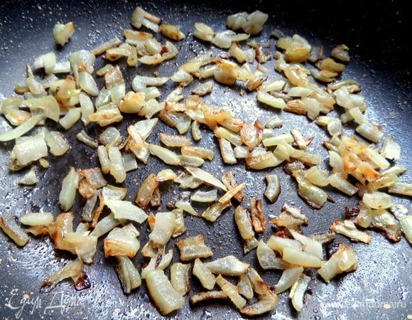 Обжарить до готовности, посыпав щепоткой сахара.