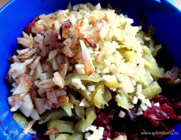 Смешать свеклу с луком, огурцами и чесноком.
