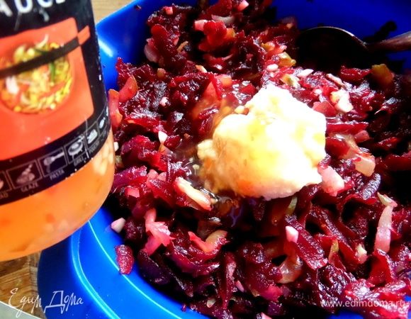 Добавить ложку хрена и сладкий соус чили.