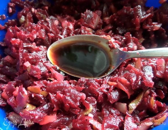 Посолить или влить соевый соус. Заправить оливковым маслом. В оригинале — майонез.