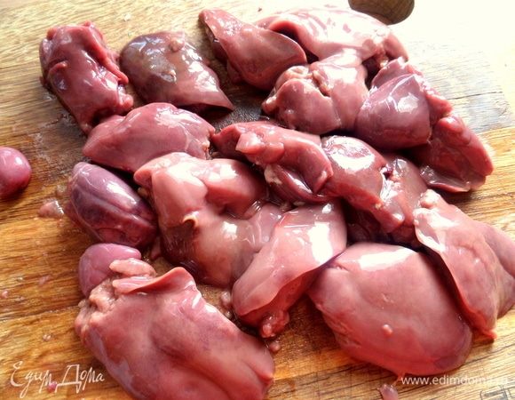 С печени снять пленку, разделить на кусочки.