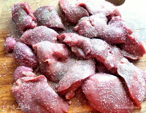 Обвалять в перце и чесночной соли.