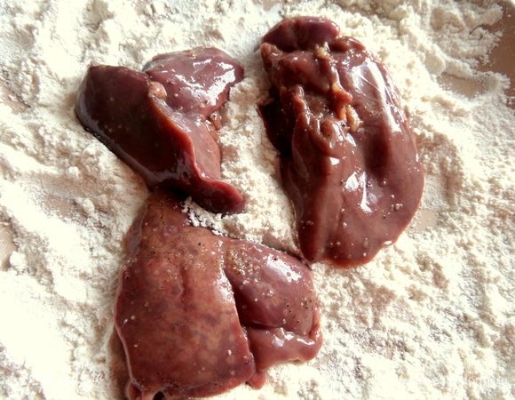 Окунуть в муку каждый кусочек.