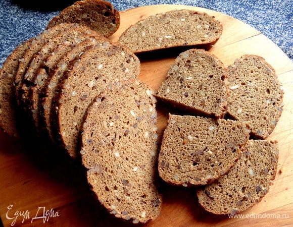 Хлеб с семечками разделить или вырезать кружочки.