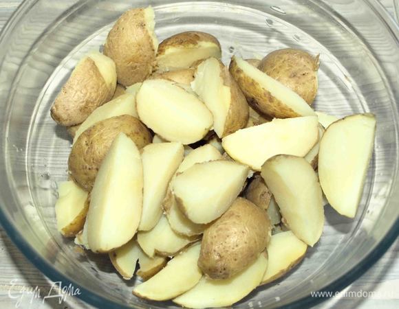 Картофель тщательно промыть. Отваривать в подсоленной воде. Готовый картофель немного остудить.