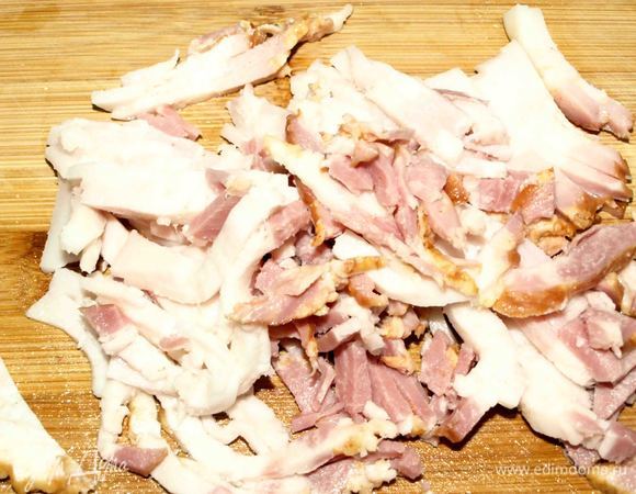Бекон мелко нарезать длинными кусочками.