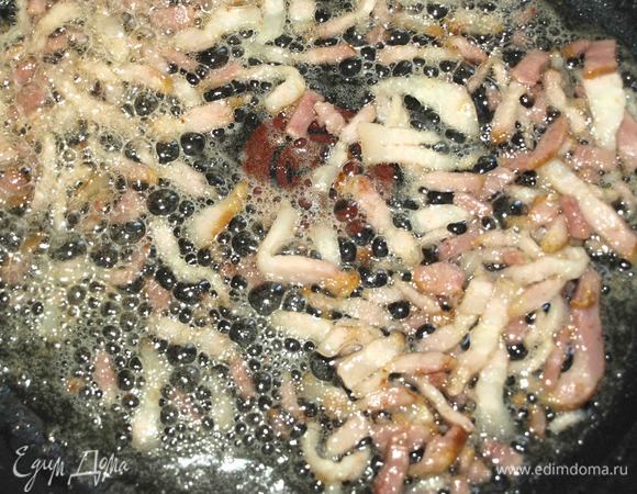 Готовим на среднем огне. В глубокой сковороде растопить 1 ст. л. сливочного масла, добавить нарезанный бекон и готовить, помешивая, 3 минуты.