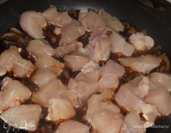 Добавить нарезанную небольшими кусочками куриную грудку.