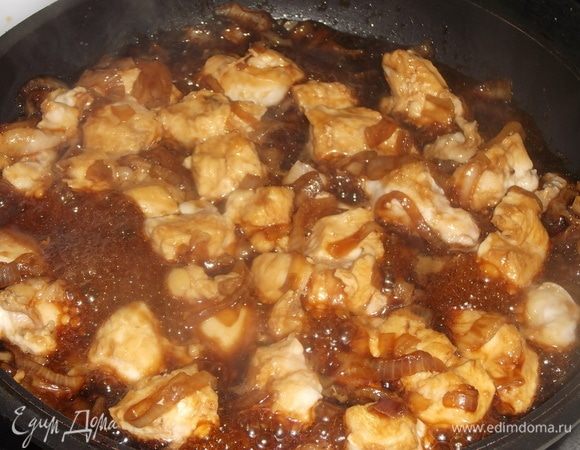 Когда мясо побелеет с одной стороны, перевернуть и потушить еще пару минут.