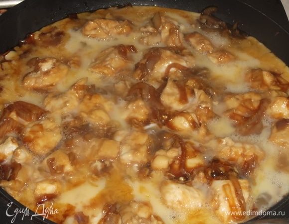 Яйца взболтать вилкой и залить в сковороду, чтобы куски курицы покрылись яйцом. Накрыть крышкой. Жарить 5 минут до готовности яиц.