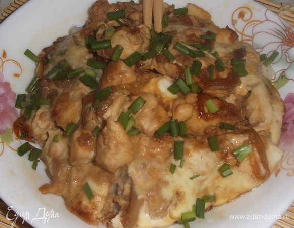 На рис уложить сверху омлет. Посыпать зеленью. Приятного аппетита!