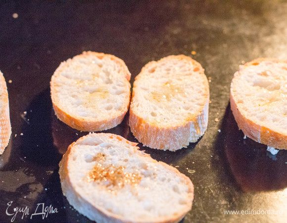 Хлеб смазать оливковым маслом, подсушить немного в духовке, посыпать тертым пармезаном и еще запекать 1–2 минуты.