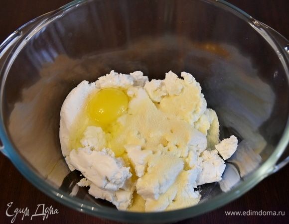 В миске смешать творог, яйцо и манку. Вилкой растереть массу. Оставить творожную массу на 3–5 минут.