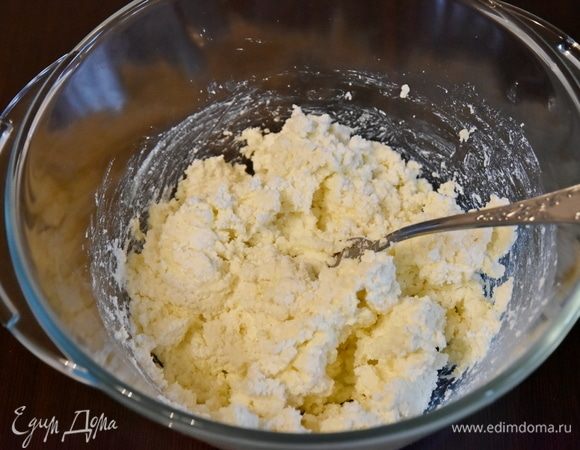 Разделить творожную массу на равные части. Сформировать сырники. Каждый сырник обвалять в муке. Излишки муки стряхнуть. Обжарить на сковороде с растительным маслом. Растительного масла не должно быть слишком много. Оно должно только покрыть дно сковороды. На среднем огне поджарить сырники до румяности с двух сторон.