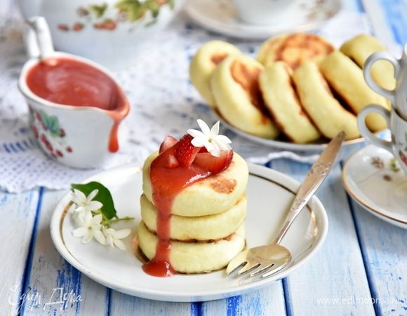 Сырники получаются вкусными сами по себе. По желанию можете подать к сырникам сладкий топпинг. Если творог не кислый, то сахар добавлять нет необходимости.