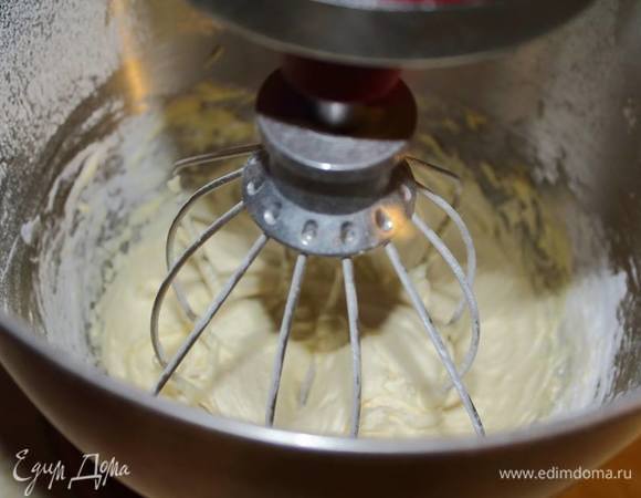 Желтки взбиваем до пены с 60 граммами сахара.