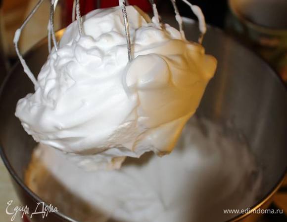 Белки взбиваем до крепкой пены с 40 граммами сахара.