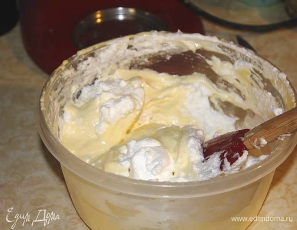 В 2–3 захода лопаткой заворачивающими движениями вмешиваем белки в желтки. Затем в 2–3 захода вмешиваем просеянную муку. Аккуратность важна для сохранения воздушности взбитых белков.