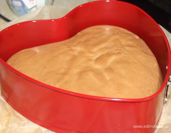 Форму застилаем бумагой для выпечки, выкладываем тесто и отправляем в разогретую до 180°C духовку на 20–35 минут, до готовности.