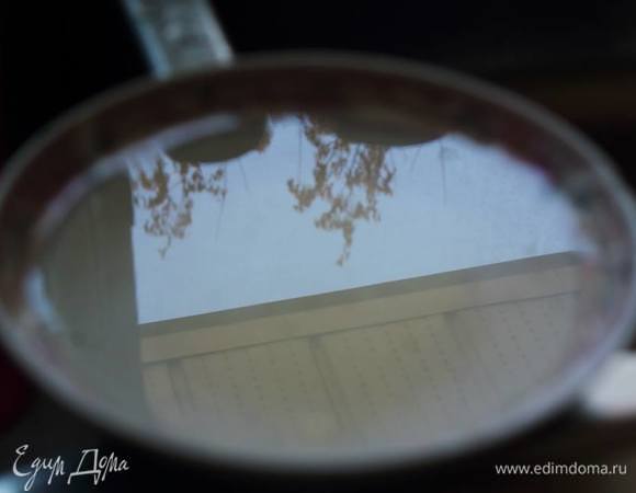 Замачиваем желатин. У меня листовой, его в холодной воде хотя бы минут на 5.