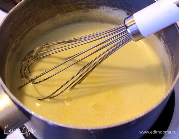 При постоянном помешивании вливаем молоко в желтки, размешиваем и возвращаем на огонь, постоянно размешивая, чтобы не свернулись желтки. Когда начнут появляться пузырьки, снимаем с огня.