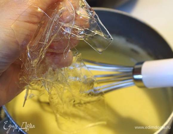 Тут же вмешиваем желатин.