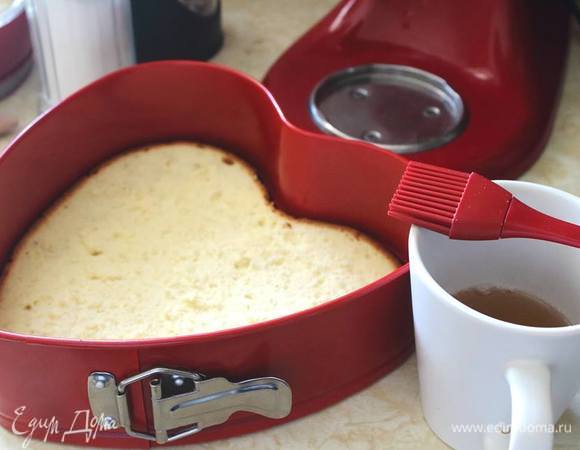 В норме крем баваруаз по консистенции получается, как кисель, но после блендера мой был, как молоко, потому я дала ему остыть уже в холодильнике и запустить в действие желатин. Когда он начал застывать, я его размешала лопаткой до однородности и взялась уже за сборку торта, как полагается:) Бисквит разрезать пополам и обе части пропитать сиропом — 100 г сахара на 100 г воды.