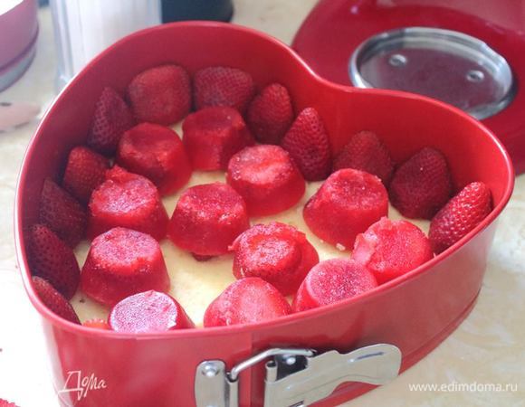 Оригинал «Шарлотт» идет с малиной, ее можно брать как свежую, так и замороженную (размораживать не нужно). Но я люблю клубничный декор, потому и внутрь тоже взяла клубнику. В этот раз она у меня еще и внутри малинового желе, но вкусно и просто, если выложить по всему бисквиту ягоды.