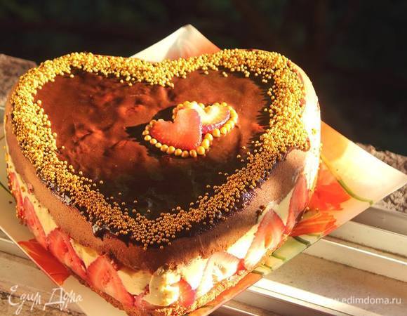 Заливаем все это кремом, укрываем второй половиной бисквита и отправляем в холодильник на пару часов, а лучше — на ночь. Украшаем, чем и как душа пожелает.