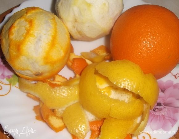 С одного апельсина и лимона снять цедру как можно тоньше, чтобы белая пленка не оставалась на кожуре. Это будет придавать горчинку.