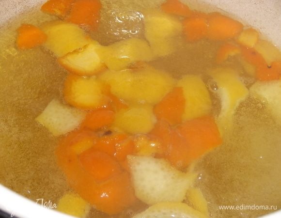 В поллитра воды засыпьте сахар и добавьте цедру. Варите до полного растворения сахара.