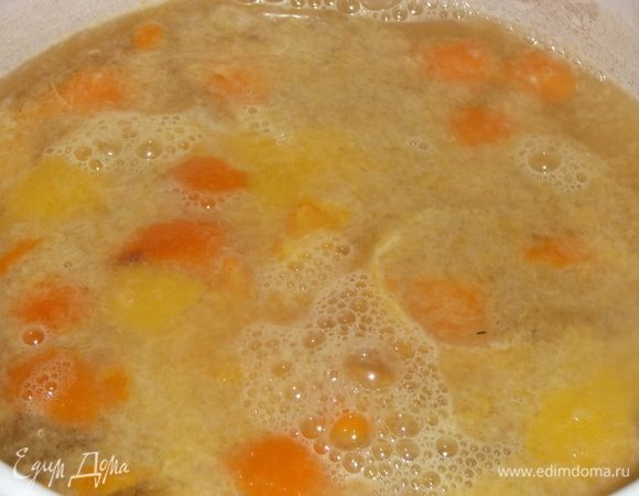 Влейте еще поллитра воды и полученный сок. Доведите до кипения.