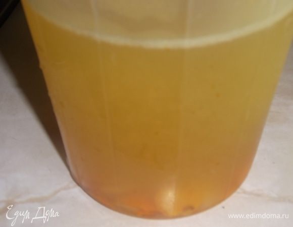 Полностью остудите лимонад. Процедите. Добавьте поллитра газированной воды, кубики льда и листики мяты, по желанию. Подавайте охлажденным. 