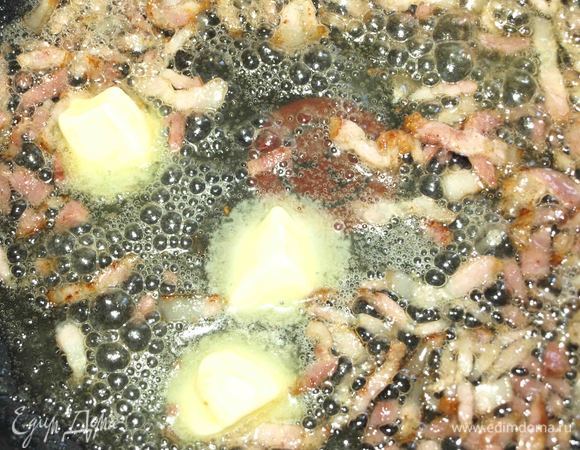 Добавляем оставшиеся сливочное масло и готовим 2–3 минуты, помешивая, до золотистого цвета. Масло должно стать коричневым и приобрести ореховый аромат.